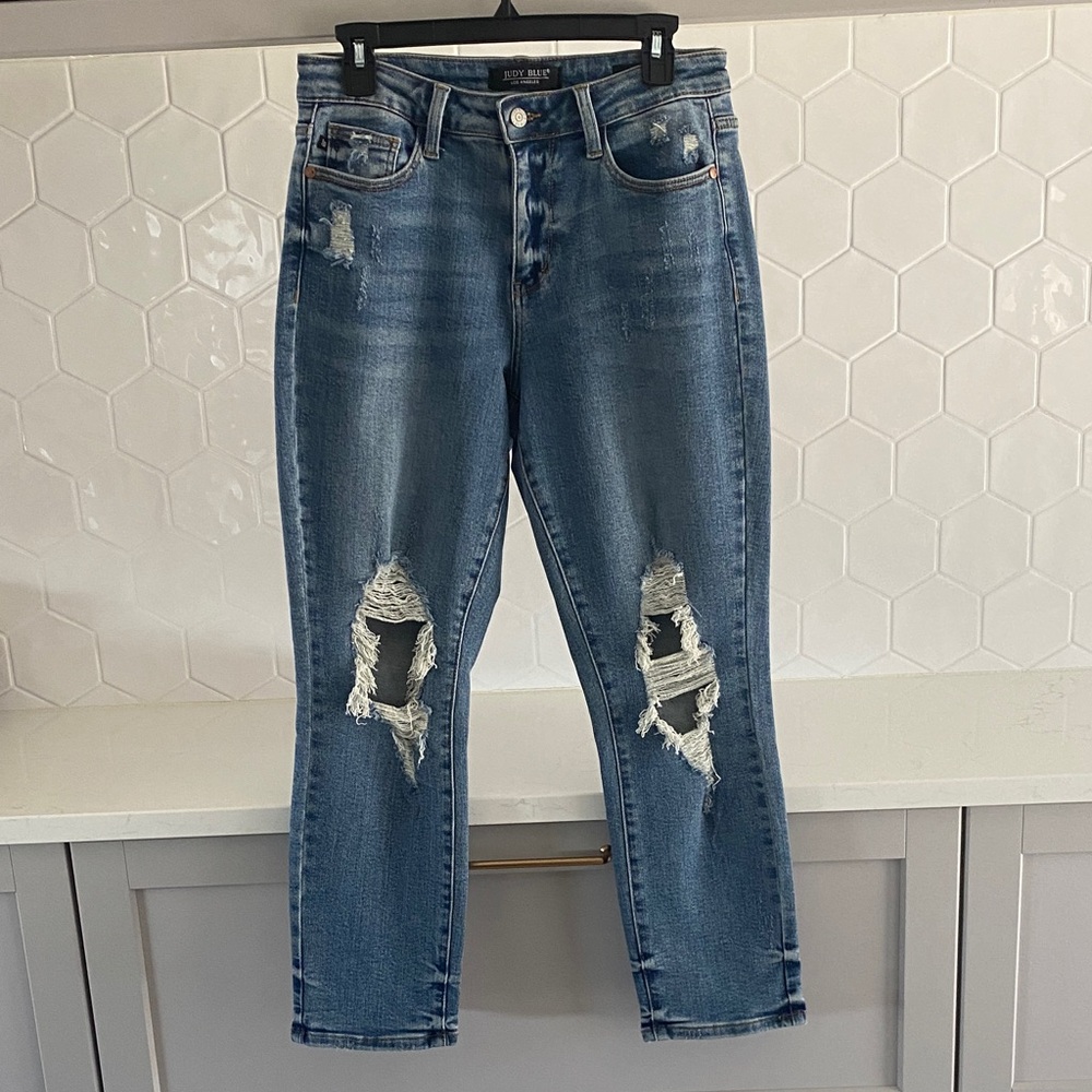 Judy Blue Distressed Ankle Jeans in Classic Blue, Excellent condition, Size 7/28